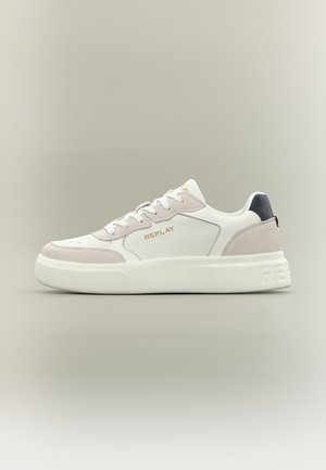 Weißer Sneaker mit niedrigem Schaft, beigen Wildlederdetails, weißen Schnürsenkeln, schwarzem Fersenlasche und goldenem "REPLAY"-Logo an der Seite und auf der Zunge.