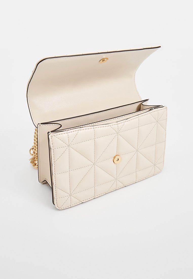 Cremfarbene, gesteppte Lederhandtasche mit einer goldenen Druckknopfverschluss und einer Kettenriemen; verfügt über geometrische Muster und ein glattes Innenfutter.