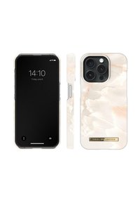 Obal na iPhone s priehľadným ružovým mramorovým dizajnom, plochými stranami a zlatými akcentmi. Na prednej strane je tmavá obrazovka s displejom času.