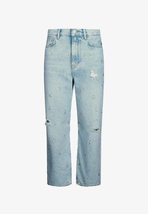 Jeans in denim blu chiaro con vestibilità ampia, caratterizzati da embellishments distribuiti, dettagli strappati e un piccolo logo bianco sulla coscia sinistra.