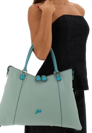 Borsa tote in pelle azzurro chiaro con due manici e dettagli turchesi. Presenta ferrature argentate e logo impresso sulla parte anteriore.
