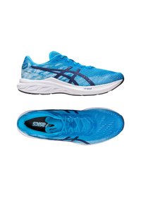 Blauwe hardloopschoenen met een ademende mesh bovenkant, een textuurontwerp, donkerblauwe accenten en een witte gevoerde zool.