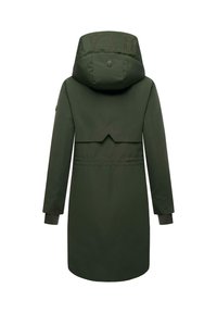 Parka à capuche verte avec une texture subtile, présentant un design arrière superposé et des poignets en tricot. Logo brodé sur la capuche.