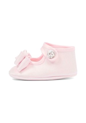 Zachte roze babyschoen met een stoffen strik aan de voorkant en een riemsluiting aan de zijkant versierd met strass-steentjes.