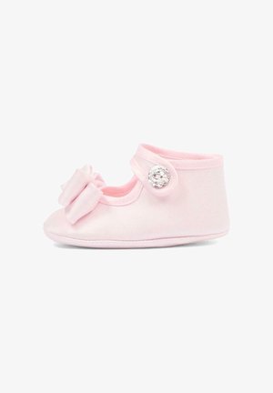 Zapato de bebé rosa suave con un lazo de tela en la parte delantera y un cierre con tira adornada con pedrería en el lateral.