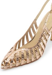 Tacchi slingback in oro rose con design aperto, caratterizzati da strisce orizzontali e verticali, decorati con embellishments rettangolari e un tacco a blocco basso.