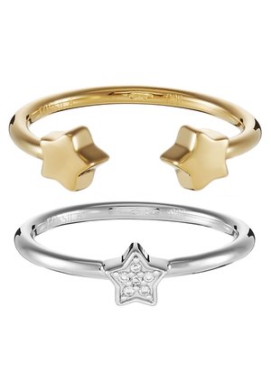 To ringe med stjernemotiv, én åben guldring med solide stjerner i enderne, én lukket sølvring med en stjerne sat med små krystaller.