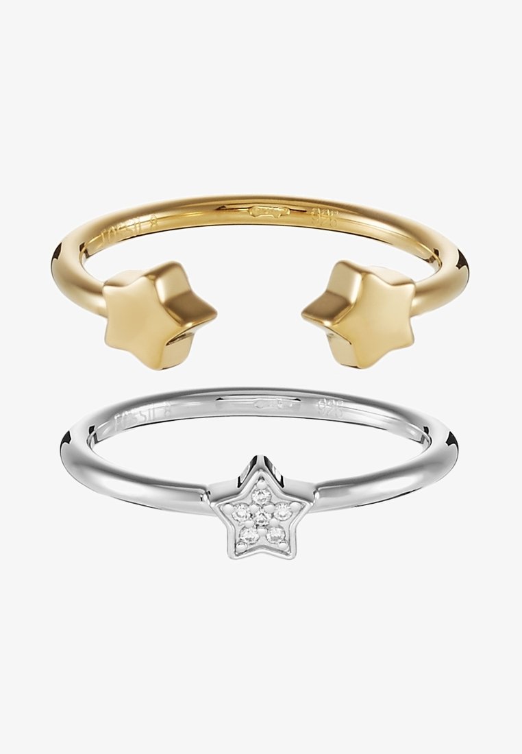 Deux bagues sur le thème des étoiles, une bague ouverte en or avec des étoiles pleines aux extrémités, une bague fermée en argent avec une étoile ornée de petits cristaux.