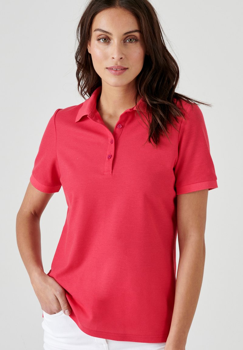 Polo rosso con colletto, patta con tre bottoni, maniche corte e una superficie morbida e liscia.
