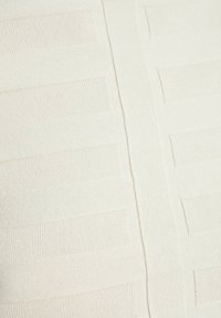 Ivoor gebreide stof met horizontale ribbelpatronen en een gladde textuur, met afwisselend verhoogde en vlakke strepen.