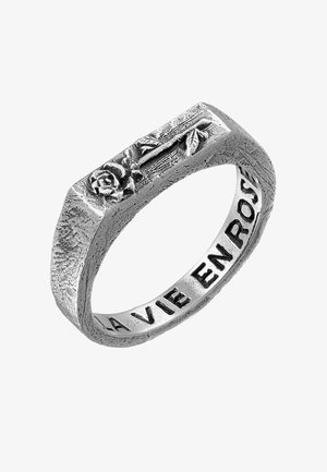 Bague en argent sterling au design plat, présentant un motif de rose en relief d'un côté et le texte gravé "LA VIE EN ROSE" sur la surface intérieure.
