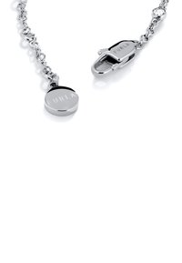 Collana a catena d'argento con chiusura ovale e ciondolo rotondo, entrambi incisi con il marchio "FURLA" su sfondo bianco.