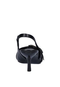 Zwarte leren hoge hak schoen met een open achterkant, een smalle band rond de enkel en een zachte, rondvormige tekening.