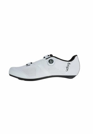Chaussure de cyclisme blanche avec une surface lisse, des perforations pour la respirabilité et une semelle noire. Dispose d'un système de fermeture double et d'un embout renforcé.