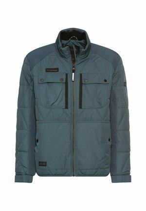 Polstret jakke i teal og mørkeblå, med høj krave, to brystlommer med klapper og en frontlynlås med trækflig.