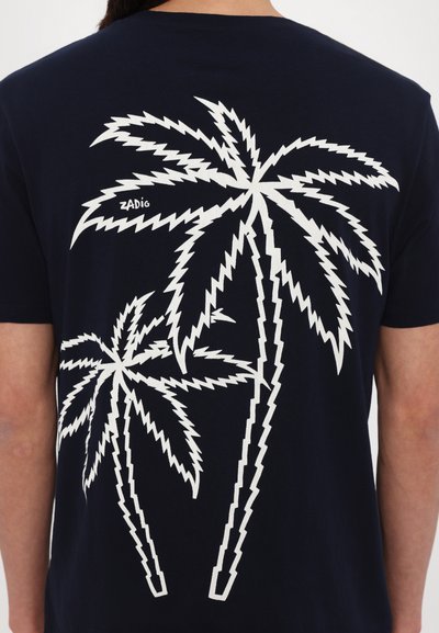 Marine T-shirt met een groot wit, zigzagpatroon palmboomgraphic op de achterkant. Gemaakt van zacht katoen, ronde hals ontwerp.