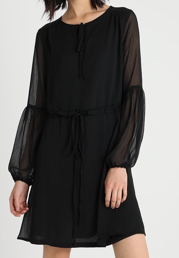 Schwarzes Kleid mit langen, durchsichtigen Ärmeln, runder Halslinie und verstellbarem Taillenbund. Verfügt über Rüschenelemente an der Halslinie und den Ärmelabschlüssen.