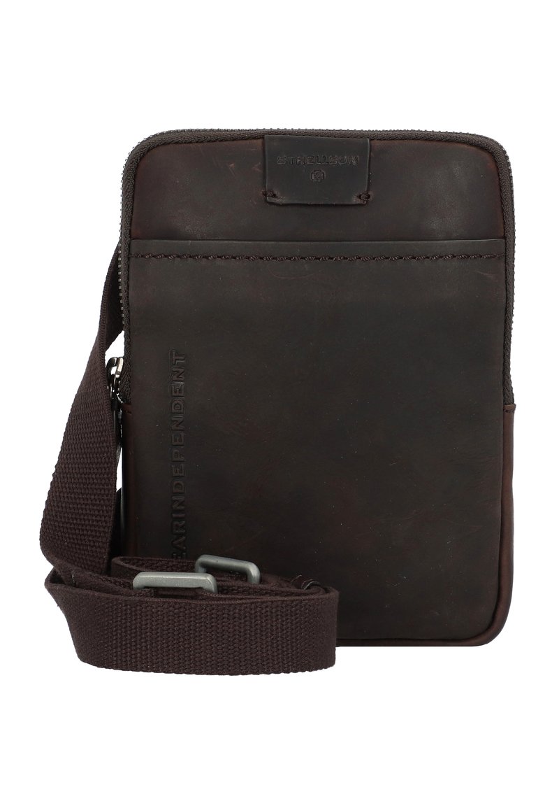 Borsa a tracolla in pelle marrone con superficie testurizzata, chiusura a zip e tracolla in tessuto regolabile. Presenta il logo in rilievo sul fronte.