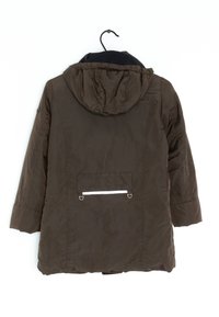 Ciemnobrązowa pikowana kurtka z kapturem, z kieszenią na zamek błyskawiczny i teksturowanym wykończeniem. Długie rękawy i regulowany dół.