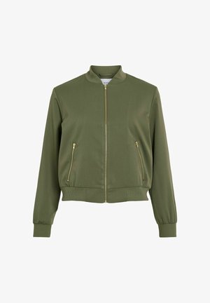 Olivengrøn bomberjakke med lynlås foran, ribbet kant forneden og ved ærmerne samt to gyldne lynlåslommer i siderne. Glat stof med en elegant finish.