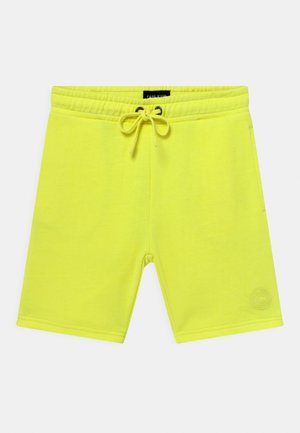 Lyse gule shorts med elastisk talje, forrest snøre og sidelommer, med en lille broderet logo nær kanten.