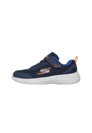 Zapatilla deportiva azul marino con malla transpirable, logo y detalles en naranja, interior azul, cierre de velcro y suela blanca acolchada.