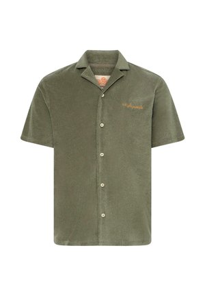 Lühikeste varrukatega oliivroheline terry-kangasest nööbitav särk koos laagrikaelusega ja väikese oranži tikandiga vasakul rinnal.