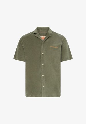 Camisa de felpa color verde oliva de manga corta con botones, cuello campestre y pequeño bordado naranja en el lado izquierdo del pecho.