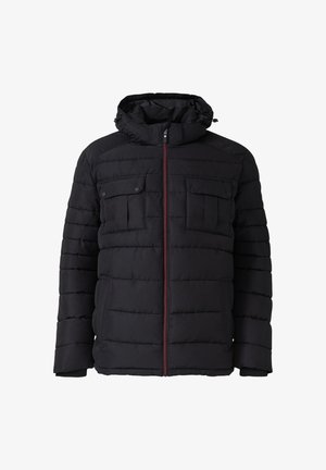 Melnā pūkāmā jaka ar kapuci, ar priekšējo rāvējslēdzēju, divām krūšu kabatām, sarkanu rāvējslēdzēja detaļu un apli. tekstūru.