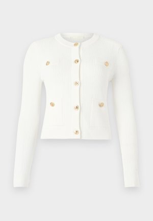 Gilet côtelé blanc à manches longues, avec un col rond, six boutons dorés et deux poches avant avec des détails de rabat.