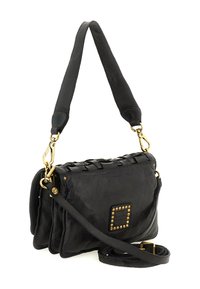 Borsa a spalla in pelle nera con borchie dorate sul pannello frontale, dettaglio intrecciato sul flap e tracolle removibili con ganci dorati.