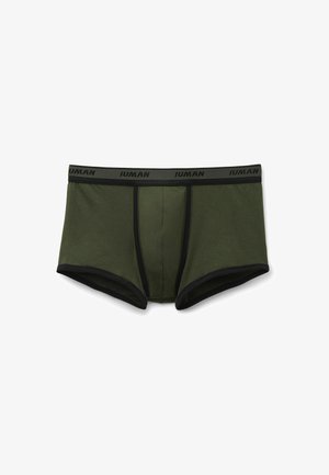 Olijfgroene herenboxershort met zwarte elastische tailleband met merknaam en contrasterende zwarte bies, gemaakt van zacht, rekbaar materiaal.