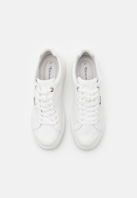 Sneakers bianchi in pelle con punta rotonda, lacci e dettagli in metallo argentato. Taglia 37, con suola texture e colletto imbottito.