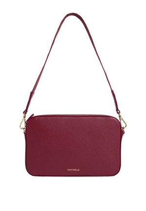 Borsa a tracolla in pelle bordeaux con forma rettangolare, superficie testurizzata e accessori in oro. Dotata di una tracolla regolabile.