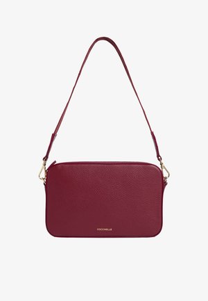 Borsa a tracolla in pelle bordeaux con forma rettangolare, superficie testurizzata e accessori in oro. Dotata di una tracolla regolabile.