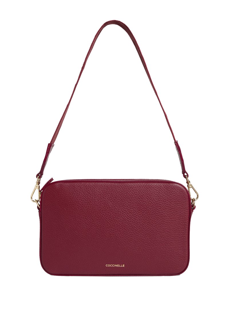 Borsa a tracolla in pelle bordeaux con forma rettangolare, superficie testurizzata e accessori in oro. Dotata di una tracolla regolabile.