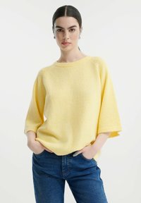 Svetrík - light yellow