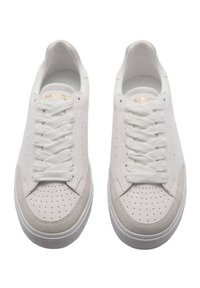Sneakers albe cu un superior din piele netedă, detalii perforate, șireturi plate și o vârf de nuanță gri deschis. Proiectate cu o talpă din cauciuc.