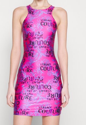 Dopasowana różowa sukienka bez rękawów z fioletowymi wzorami spirali i czarnym tekstem "Versace Jeans Couture" umieszczonym w różnych orientacjach.