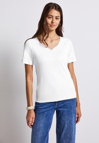 MIT HERZAUSSCHNITT - T-shirt basic - weiß