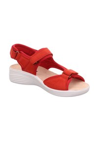 Czerwona sandałka zamszowa z regulowanymi paskami na rzep, otwartym noskiem oraz białą teksturowaną podeszwą typu koturn. Górna część z perforowanymi zdobieniami.