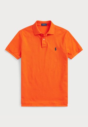 Polo de culoare portocalie din bumbac, având un guler clasic, placket cu două butoane și un mic logo negru pe pieptul stâng.