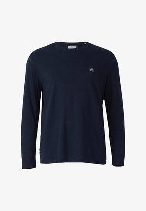 Marineblaues Langarmshirt mit Rundhalsausschnitt und einem kleinen rechteckigen Logopatch auf der linken Brustseite.