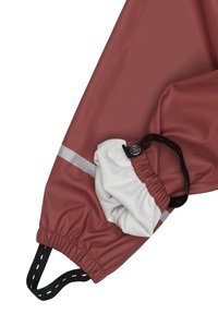 Vandtæt maroon jakke med elastisk hvidt manchet. Har en sølv refleksstribe og sort justerbar rem med knapdetalje.