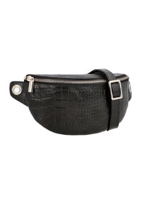 Belt bag in finta pelle di coccodrillo nera con zip e fibbia argentate su sfondo bianco.