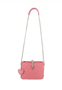 Borsa a tracolla rosa trapuntata con motivi a cuore, dotata di una tracolla multicolore intrecciata e un'etichetta a forma di cuore. Chiusura con zip nella parte superiore.