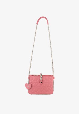 Geantă roz cu model matlasat în formă de inimă, cu o curea împletită multicoloră și un etichetă în formă de inimă. Închidere cu fermoar în partea de sus.