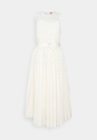 Robe blanche sans manches avec un col rond, présentant un tissu texturé, un design plissé et une ceinture assortie à la taille.