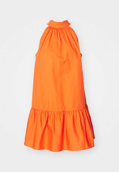 Oranžna bombažna obleka z visokim ovratnikom, nabrano telo in razširjenim volanastim robom. Preprost dizajn, brez vzorcev ali kovinskih detajlov.