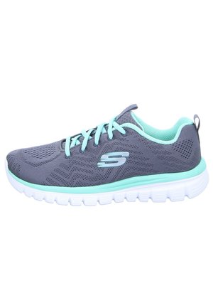 Baskets de sport en maille grise avec des accents et des lacets bleu clair, dotées d'une semelle blanche rembourrée et d'un design textur�é sur le dessus.